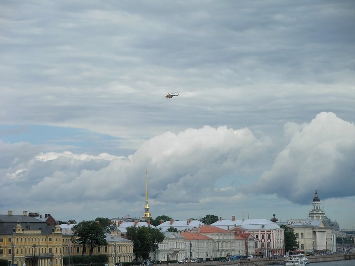 Над городом постоянно летают вертолеты. Возможно, туристические..