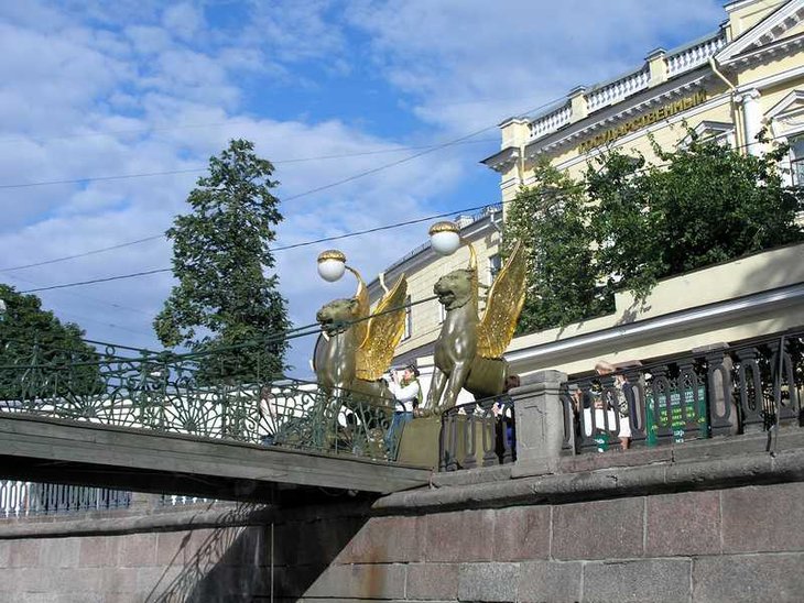 Грифоны Банковского моста -  самые красивые и нарядные))
