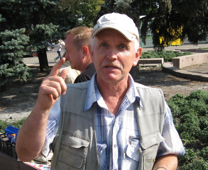 Владимир Фоменко (Запорожье) объясняет прохожим, какую пользу на психику оказывают кактусы.