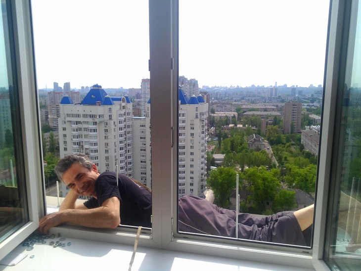 При любой работе нужно улыбаться, помогает. Монтажные работы под полкой велись снаружи.