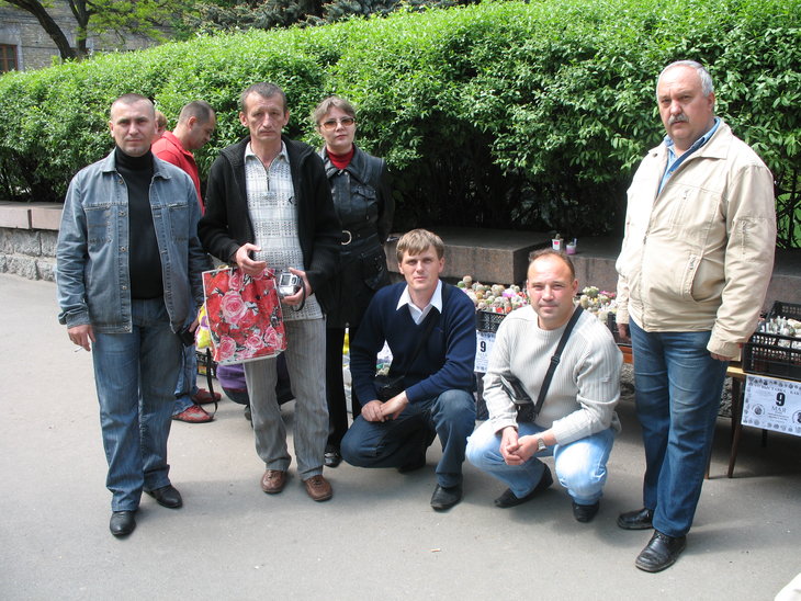 участники и посетители выставки в Кременчуге 9.05.2009г Павел второй вправа