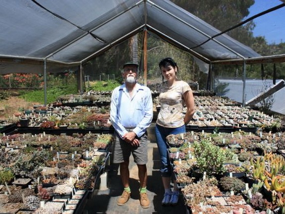 Стивен Хаммер (США) в своей теплице с Натальей Эллис (Ellis). 2008 