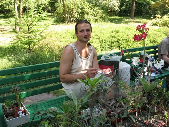 Выставка май 2007 (215 відвідувань) Юра Норенко, как всегда, благодушен
Фото Алексея Вовк... Выставка май 2007