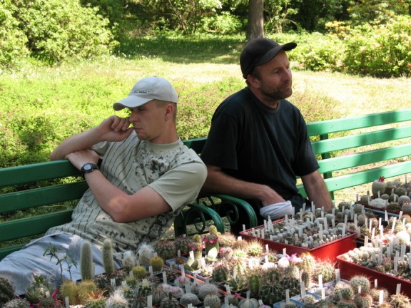 Выставка май 2007 (253 відвідувань) Саша Животенко и Игорь Лавровский в ожидании своих по�... Выставка май 2007