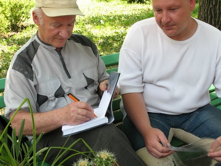 Выставка май 2007 (2958 відвідувань) Раздача авторгафов - это тоже работа. Арлен Александро... Выставка май 2007