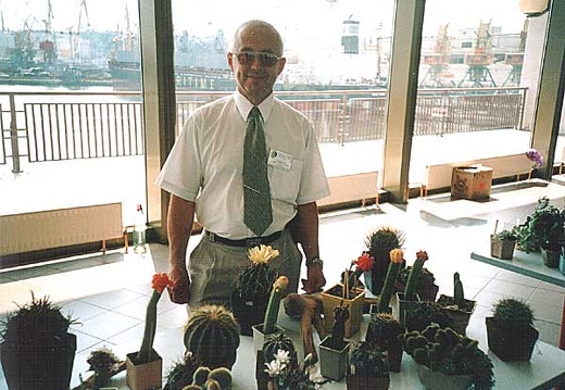 Выставка 2 августа 2003 (2634 відвідувань) О.А. Толкачев и его растения
Фото Ивановой Елены (Киев)... Выставка 2 августа 2003