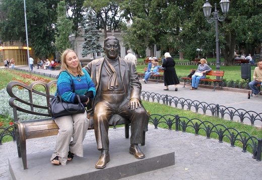 Выставка на День города (02.09.2007) (2733 відвідувань) Горсад, памятник Утесову.
Фото Ивановой Елены (Киев)
Выставка на День города (02.09.2007)