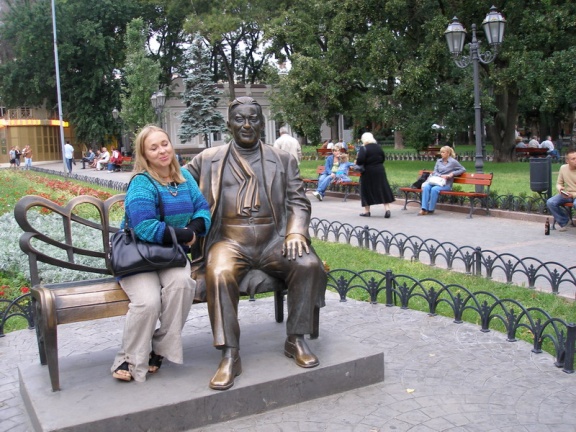Выставка на День города (02.09.2007) (2765 відвідувань) Горсад, памятник Утесову.
Фото Ивановой Елены (Киев)
Выставка на День города (02.09.2007)