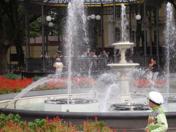 Выставка на День города (02.09.2007) (2884 відвідувань) Там же, фонтан. По вечерам он "танцует" под светом�... Выставка на День города (02.09.2007)