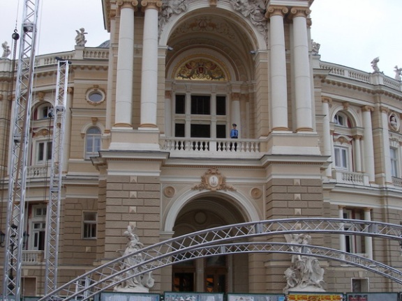 Выставка на День города (02.09.2007) (2814 відвідувань) Оперный в предпраздничной подготовке.
Фото Ивановой �... Выставка на День города (02.09.2007)