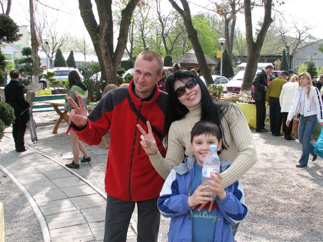 Выставка 21-22 апреля 2007 (Одесса) (2854 відвідувань) Александр Животенко (Киев) и Наталья Эллис с сыном (Оде... Выставка 21-22 апреля 2007 (Одесса)